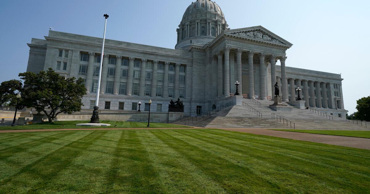 El gobernador de Missouri firma el mapa gerrirmandro del Partido Republicano respaldado por Trump en la ley