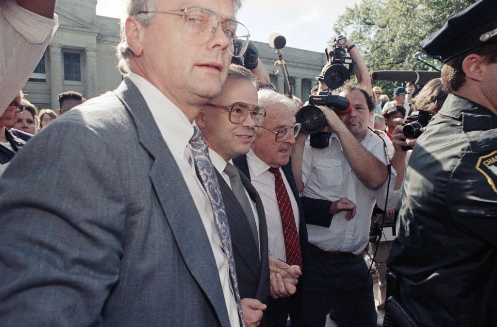 Hoy en la historia: 5 de octubre, televangelista condenado por fraude