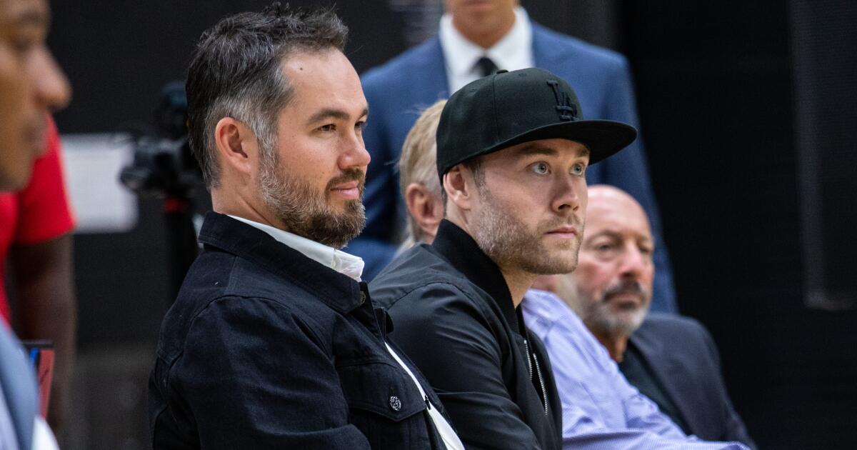 Los Lakers despiden a miembros de la familia Buss