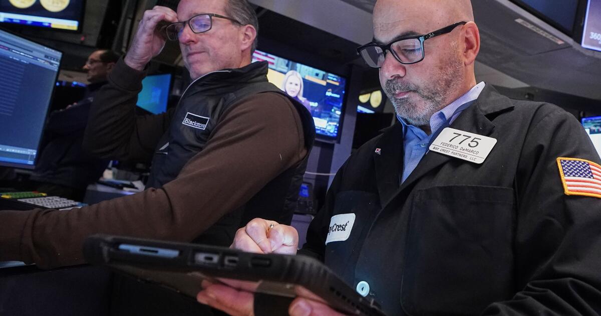 Wall Street atraviesa otro día errático antes de un par de pruebas cruciales